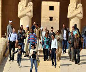   مصر اليوم - السياح الكوريون يتدفقون على الأقصر رغم حادث طابا الإرهابي